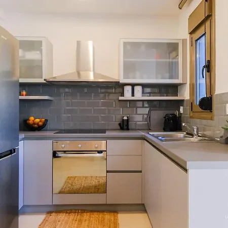 Deluva Villa, 3bdrms, Akti Elias, Private Garden Apartment
