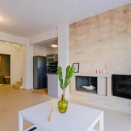 Deluva Villa, 3bdrms, Akti Elias, Private Garden Appartamento