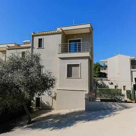 Deluva Villa, 3bdrms, Akti Elias, Private Garden